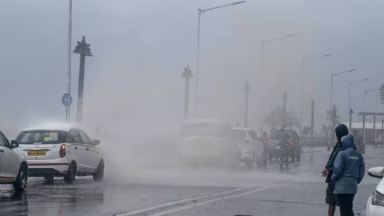 Cyclone: తుపాన్ అలర్ట్.. ఏపీలో భారీ వర్షాలు కురిసే ఛాన్స్.. ప్రజలకు సూచనలు Cyclone: తుపాన్ అలర్ట్.. ఏపీలో భారీ వర్షాలు కురిసే ఛాన్స్.. ప్రజలకు సూచనలు