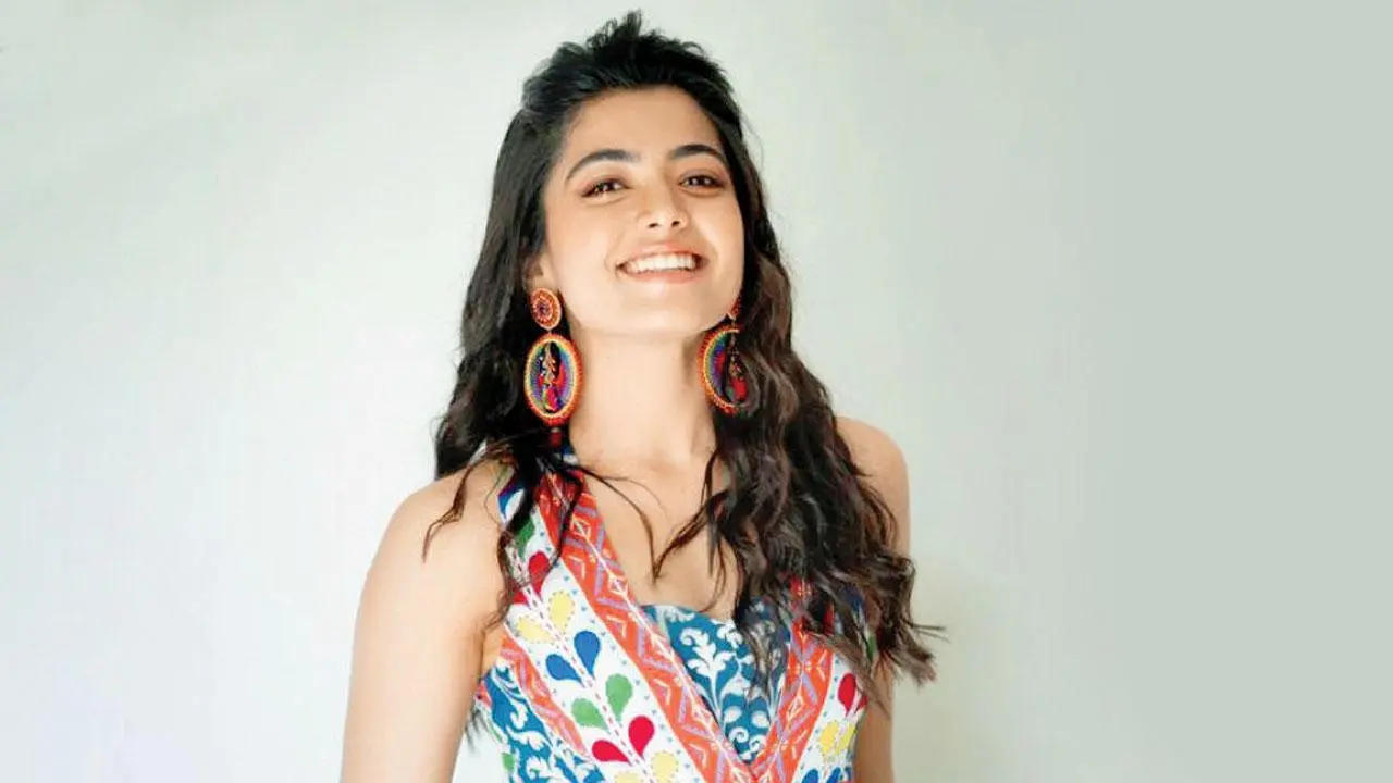 Rashmika Mandanna: ఎంగేజ్మెంట్ తరువాత మొదటిసారి.. మీడియా ముందుకు రష్మిక.. నోరు విప్పుతుందా.. Rashmika Mandanna: ఎంగేజ్మెంట్ తరువాత మొదటిసారి.. మీడియా ముందుకు రష్మిక.. నోరు విప్పుతుందా..
