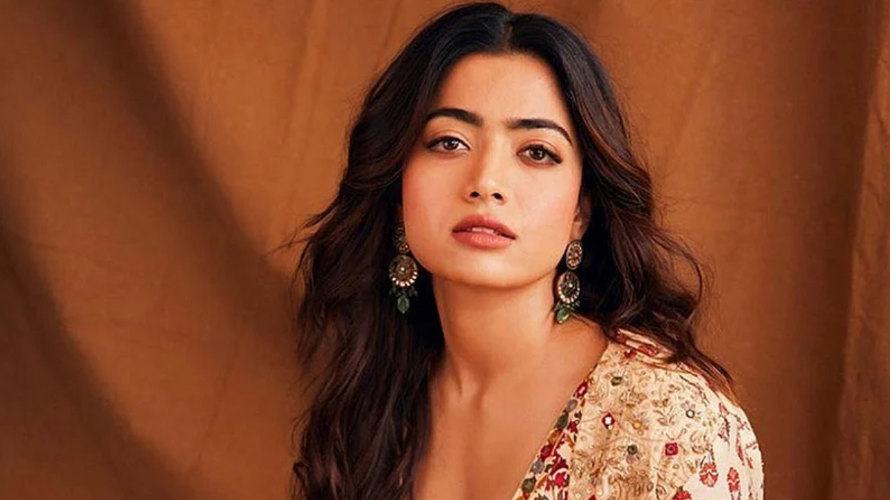 Rashmika Mandanna: నా వ్యక్తిగత విషయాలు మీకెందుకు చెప్పాలి.. అన్నీ సోషల్ మీడియాలో పంచుకోలేను: రష్మిక మందన్న Rashmika Mandanna: నా వ్యక్తిగత విషయాలు మీకెందుకు చెప్పాలి.. అన్నీ సోషల్ మీడియాలో పంచుకోలేను: రష్మిక మందన్న