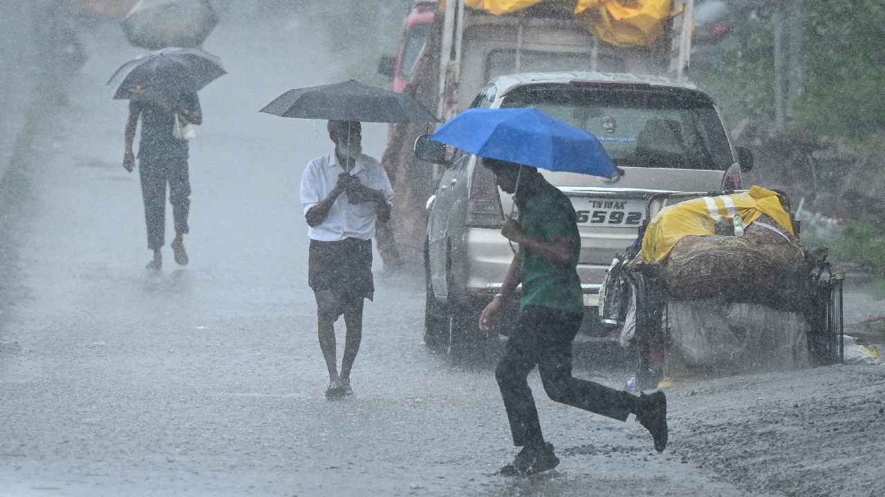 Weather Updates: తెలంగాణపైనా మొంథా తుఫాన్ ఎఫెక్ట్.. భారీ వర్షాలు.. ఈ 6 జిల్లాలకు రెడ్ అలర్ట్.. Weather Updates: తెలంగాణపైనా మొంథా తుఫాన్ ఎఫెక్ట్.. భారీ వర్షాలు.. ఈ 6 జిల్లాలకు రెడ్ అలర్ట్..