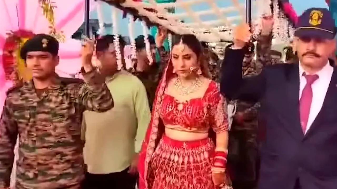 Soldiers Woman Wedding : సెల్యూట్ సోల్జర్స్.. హిమాచల్ ప్రదేశ్లో మహేశ్ బాబు సినిమా తరహా ఘటన.. వీడియో వైరల్.. నెటిజన్లు ప్రశంసలు.. Soldiers Woman Wedding : సెల్యూట్ సోల్జర్స్.. హిమాచల్ ప్రదేశ్లో మహేశ్ బాబు సినిమా తరహా ఘటన.. వీడియో వైరల్.. నెటిజన్లు ప్రశంసలు..