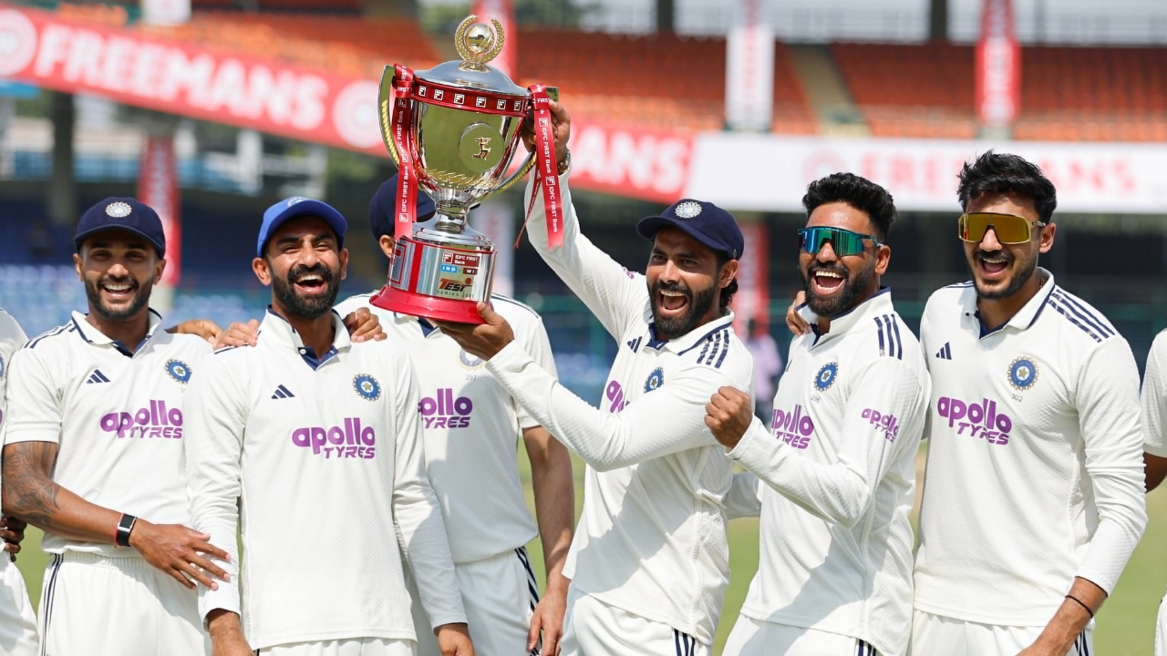 Ind Vs WI Test 2025: అందరినీ ఆశ్చర్యపర్చిన గిల్‌.. ట్రోఫీ అందుకున్న వేళ దీన్ని గమనించారా? ఫొటోలు చూడండి..