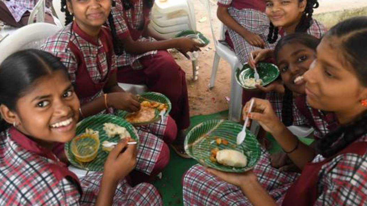 Telangana Govt : విద్యార్థులకు రేవంత్ సర్కార్ గుడ్న్యూస్.. స్కూళ్లలో బ్రేక్ ఫాస్ట్ స్కీమ్.. మెనూ ఇదే..! Telangana Govt : విద్యార్థులకు రేవంత్ సర్కార్ గుడ్న్యూస్.. స్కూళ్లలో బ్రేక్ ఫాస్ట్ స్కీమ్.. మెనూ ఇదే..!