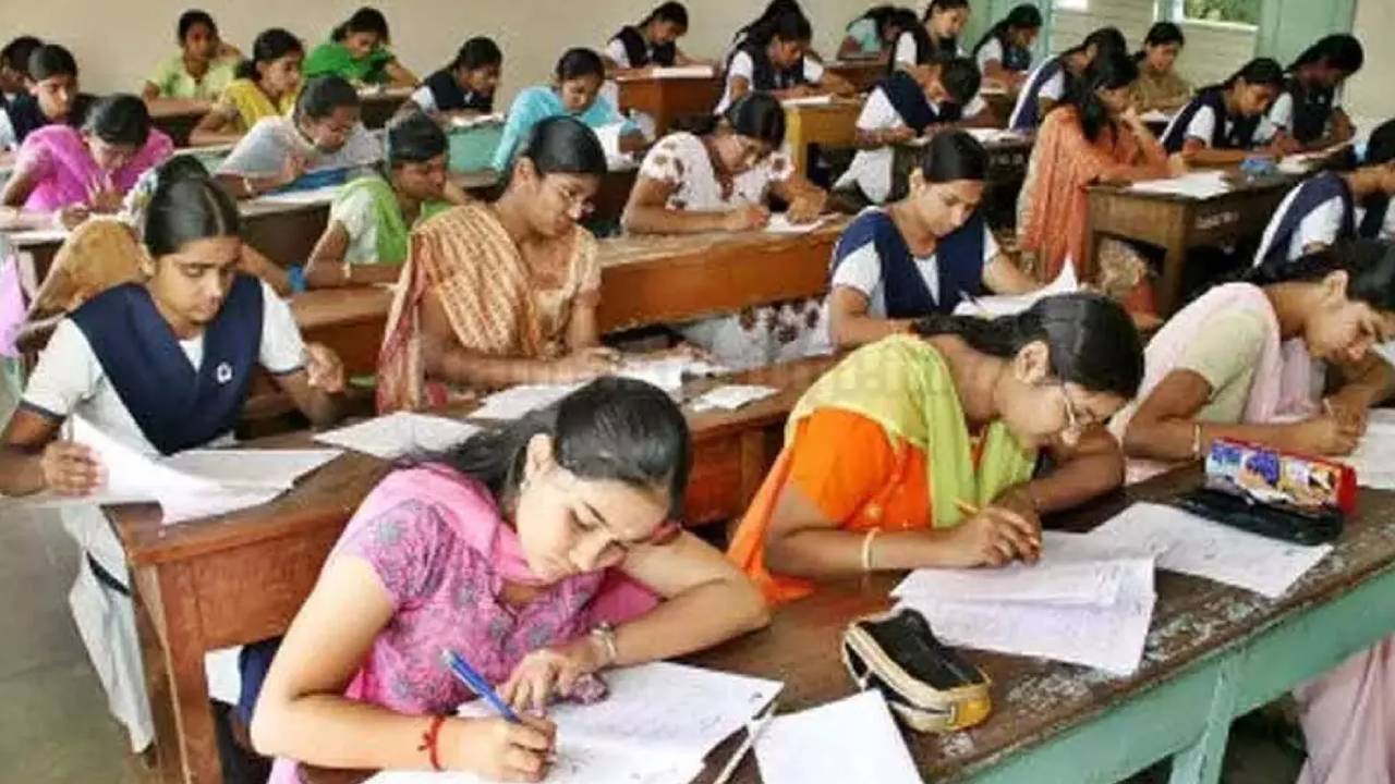 Inter Exams Schedule : ఇంటర్ విద్యార్థులకు అలర్ట్.. పరీక్షల తేదీలు ఖరారు.. మొదటి సంవత్సరంలోనూ ల్యాబ్స్, ప్రాక్టికల్ ఎగ్జామ్స్.. Inter Exams Schedule : ఇంటర్ విద్యార్థులకు అలర్ట్.. పరీక్షల తేదీలు ఖరారు.. మొదటి సంవత్సరంలోనూ ల్యాబ్స్, ప్రాక్టికల్ ఎగ్జామ్స్..