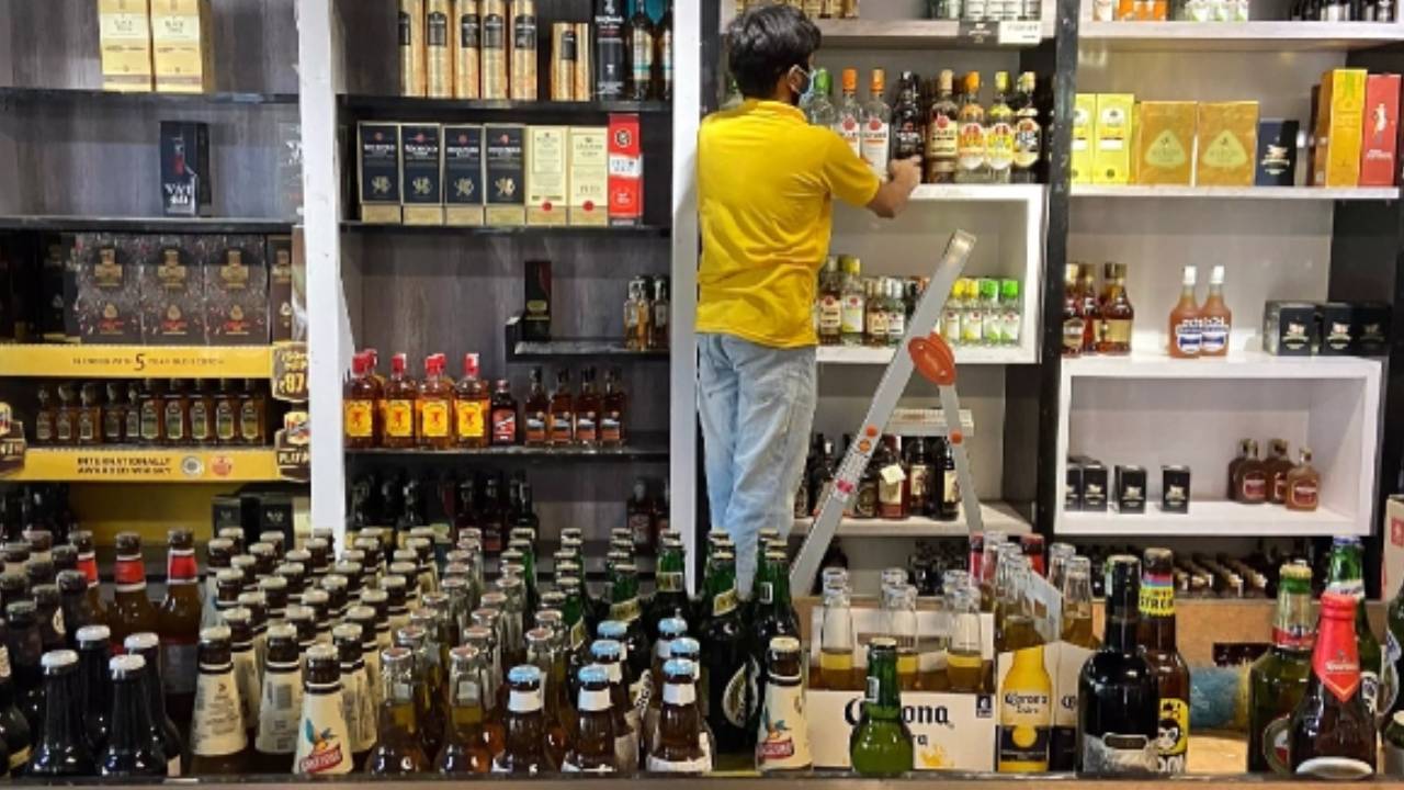 Liquor Shops : తెలంగాణ సర్కార్ కీలక నిర్ణయం.. మద్యం దుకాణాల దరఖాస్తు గడువు పెంపు.. ఎందుకంటే? Liquor Shops : తెలంగాణ సర్కార్ కీలక నిర్ణయం.. మద్యం దుకాణాల దరఖాస్తు గడువు పెంపు.. ఎందుకంటే?