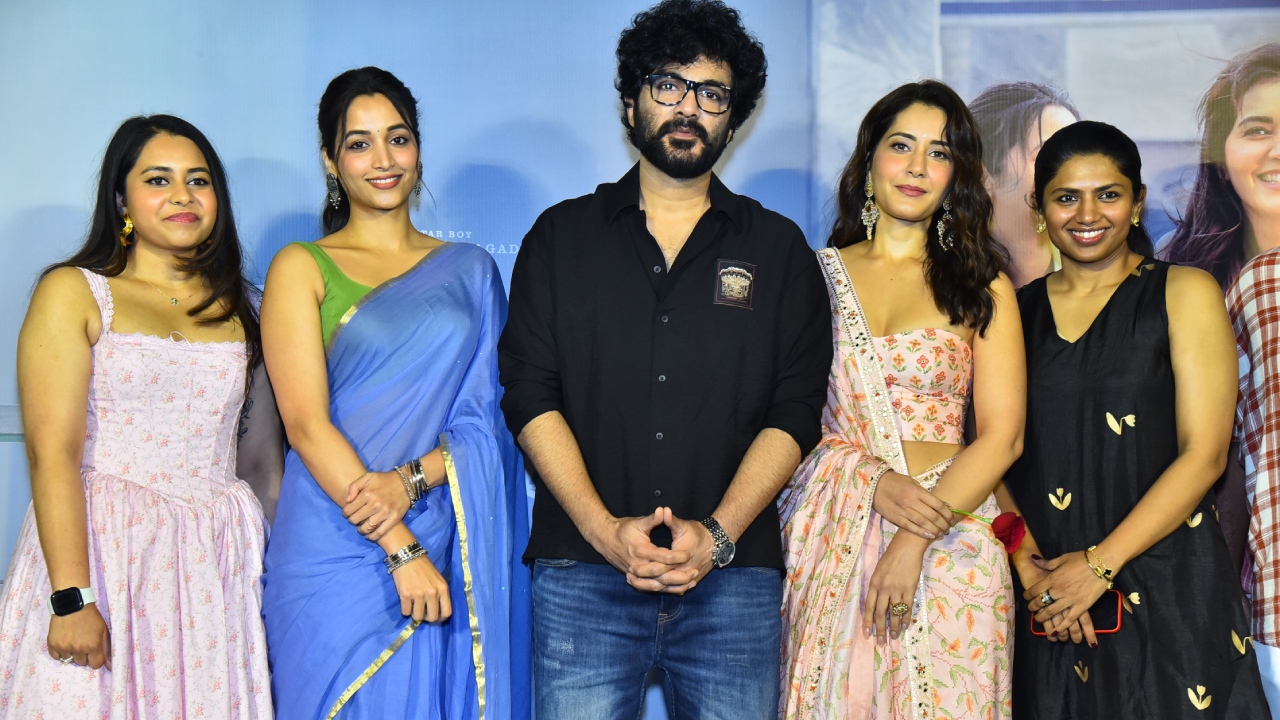 Telusu Kada Trailer Launch Event : ‘తెలుసు కదా’ ట్రైలర్ లాంచ్ ఈవెంట్ ఫొటోలు.. భామలతో సిద్ధూ జొన్నలగడ్డ..