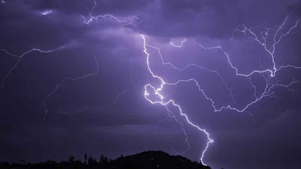 Weather Updates: ఏపీకి పిడుగుల హెచ్చరిక.. ఈ జిల్లాల ప్రజలకు హైఅలర్ట్.. బయటకు రావొద్దు.. Weather Updates: ఏపీకి పిడుగుల హెచ్చరిక.. ఈ జిల్లాల ప్రజలకు హైఅలర్ట్.. బయటకు రావొద్దు..