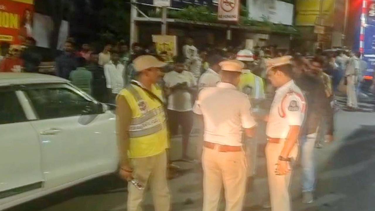 Kurnool Bus Tragedy : కర్నూల్లో మరో ట్రావెల్స్ బస్సుకు ప్రమాదం.. తప్పిన ముప్పు.. ఆర్టీఏ కార్యాలయానికి తరలింపు.. Kurnool Bus Tragedy : కర్నూల్లో మరో ట్రావెల్స్ బస్సుకు ప్రమాదం.. తప్పిన ముప్పు.. ఆర్టీఏ కార్యాలయానికి తరలింపు..