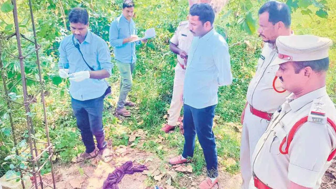 ఏడుపాయల పుణ్యక్షేత్రం సమీపంలో ఘోరం.. గిరిజన మహిళను ముళ్ల పొదల్లోకి తీసుకెళ్లి.. స్తంభానికి చేతులు కట్టేసి.. వెలుగులోకి దారుణ ఘటన ఏడుపాయల పుణ్యక్షేత్రం సమీపంలో ఘోరం.. గిరిజన మహిళను ముళ్ల పొదల్లోకి తీసుకెళ్లి.. స్తంభానికి చేతులు కట్టేసి.. వెలుగులోకి దారుణ ఘటన
