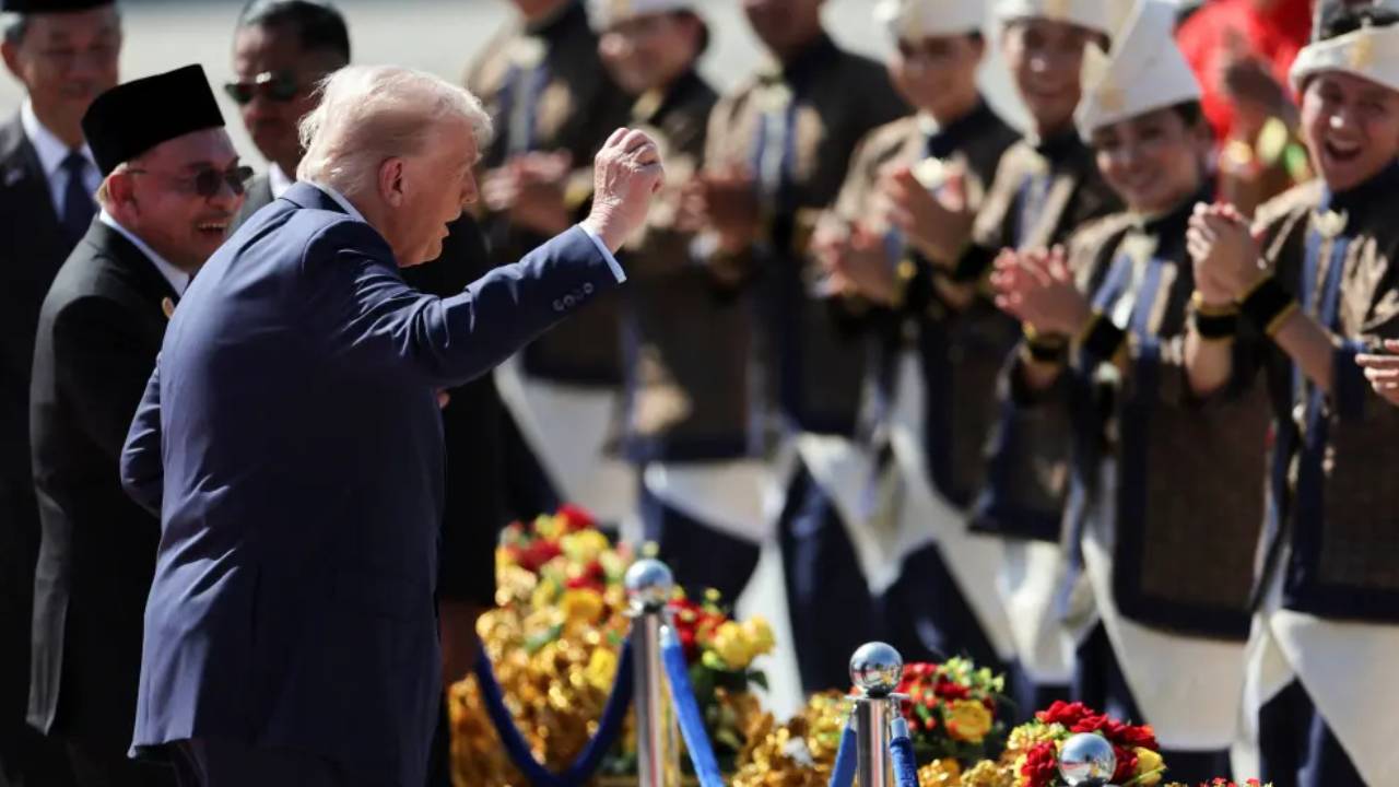 Trump Dance : మలేషియాలో డ్యాన్స్ చేసిన డొనాల్డ్ ట్రంప్.. వీడియో వైరల్.. అక్కడ ఏం జరిగిందంటే? Trump Dance : మలేషియాలో డ్యాన్స్ చేసిన డొనాల్డ్ ట్రంప్.. వీడియో వైరల్.. అక్కడ ఏం జరిగిందంటే?