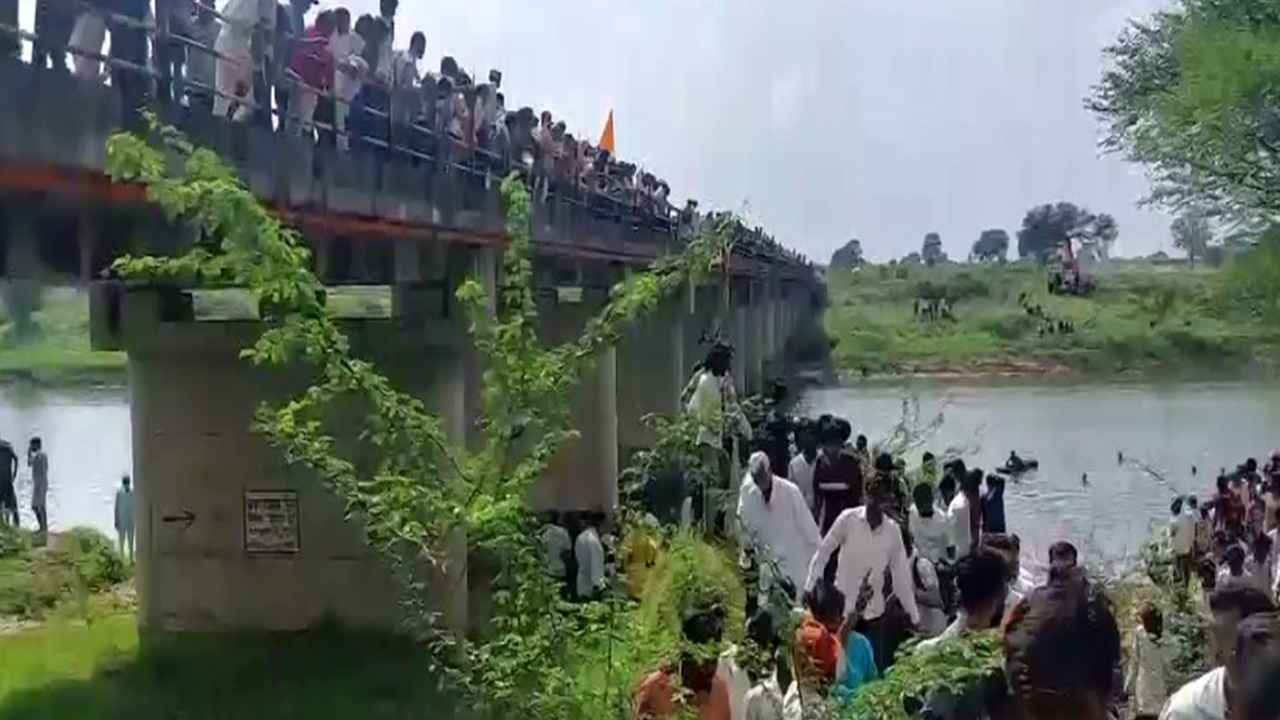 Ujjain Tragedy: పండగ పూట పెను విషాదం.. దుర్గామాత నిజ్జనంలో ప్రమాదం.. 8మంది దుర్మరణం.. Ujjain Tragedy: పండగ పూట పెను విషాదం.. దుర్గామాత నిజ్జనంలో ప్రమాదం.. 8మంది దుర్మరణం..
