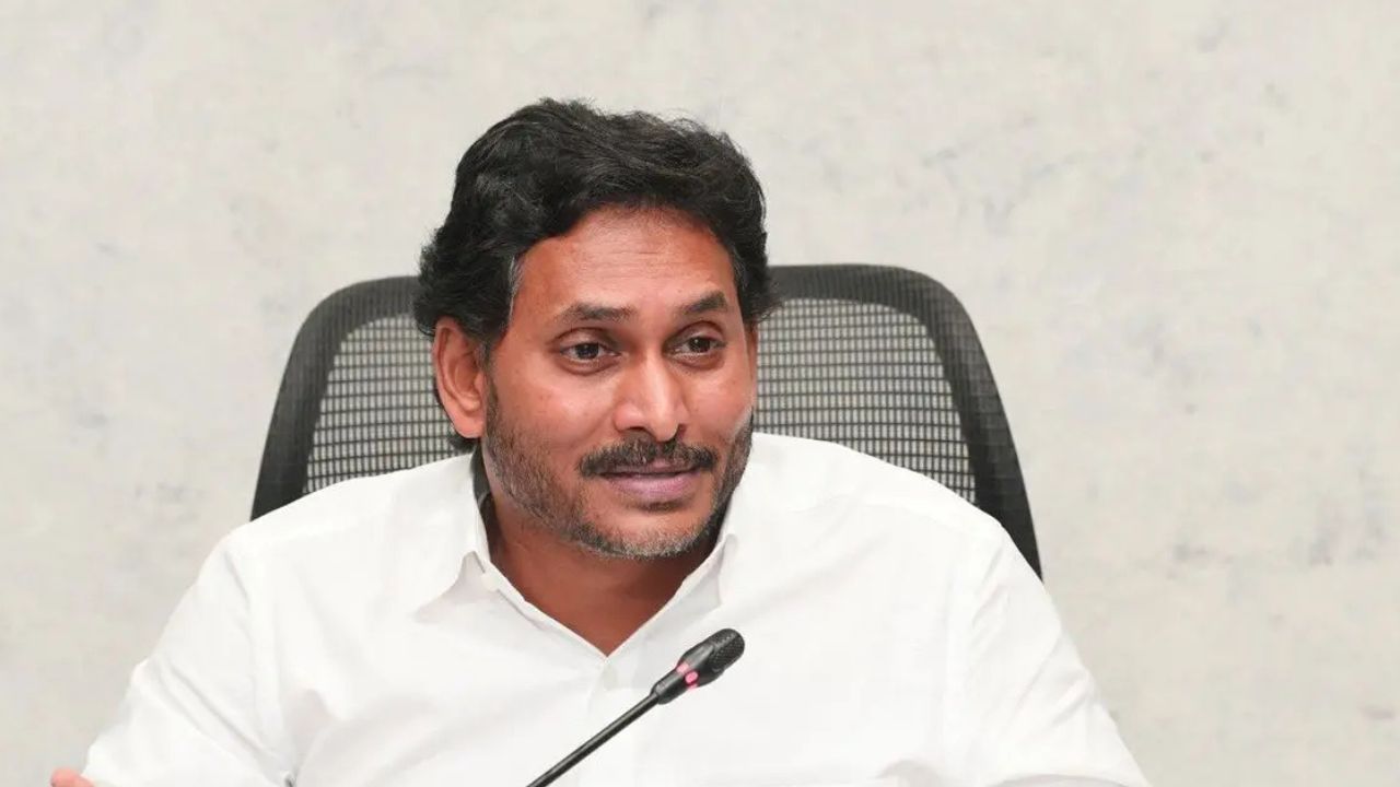 పార్టీని వీడి వెళ్లిన నేతలకు వైసీపీ అధినేత బంపర్ ఆఫర్..! జగన్ ఓపెన్ ఇన్విటేషన్ ఇచ్చినప్పటికీ.. పార్టీని వీడి వెళ్లిన నేతలకు వైసీపీ అధినేత బంపర్ ఆఫర్..! జగన్ ఓపెన్ ఇన్విటేషన్ ఇచ్చినప్పటికీ..