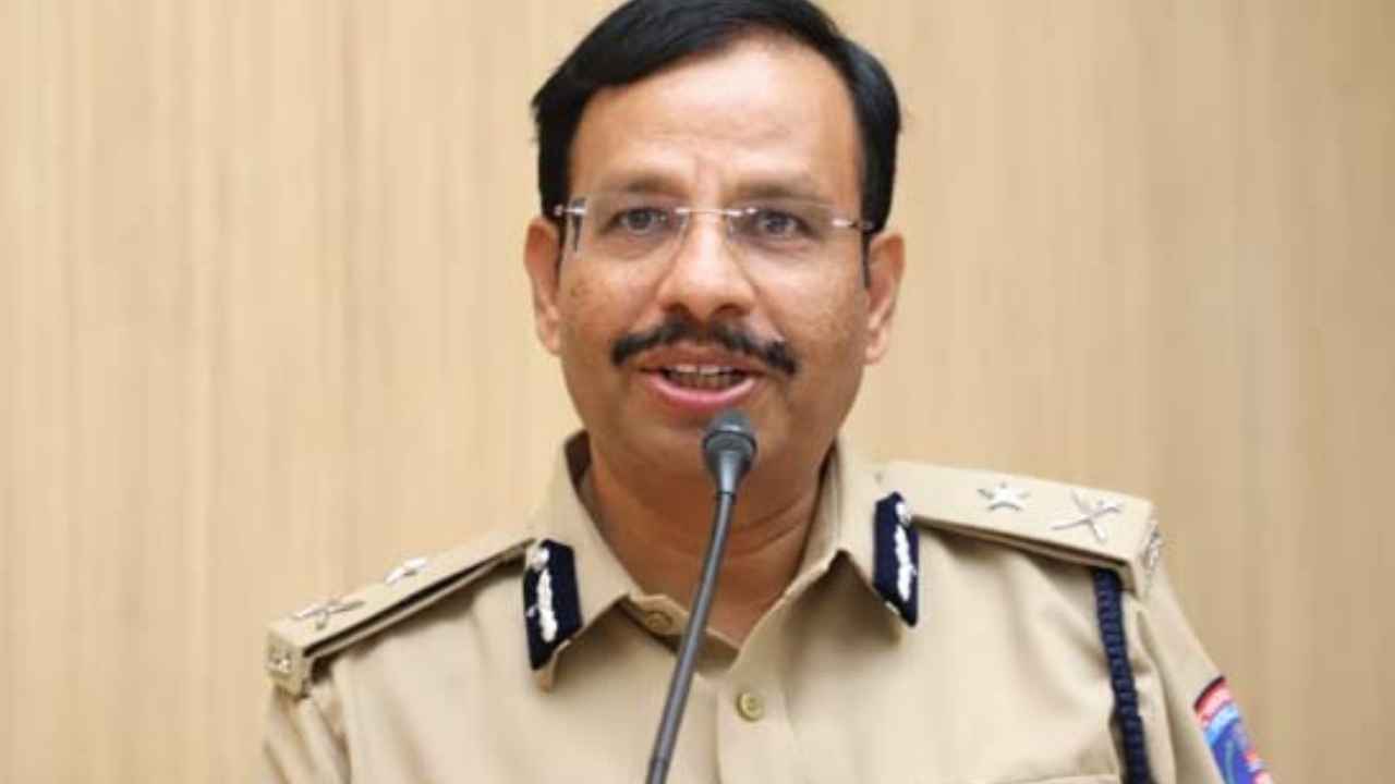 Hyderabad Firing Incident: ఒమర్పై 20 కేసులు.. మోస్ట్ వాంటెడ్ క్రిమినల్- చాదర్ఘాట్ కాల్పుల ఘటనపై సీపీ సజ్జనార్ Hyderabad Firing Incident: ఒమర్పై 20 కేసులు.. మోస్ట్ వాంటెడ్ క్రిమినల్- చాదర్ఘాట్ కాల్పుల ఘటనపై సీపీ సజ్జనార్