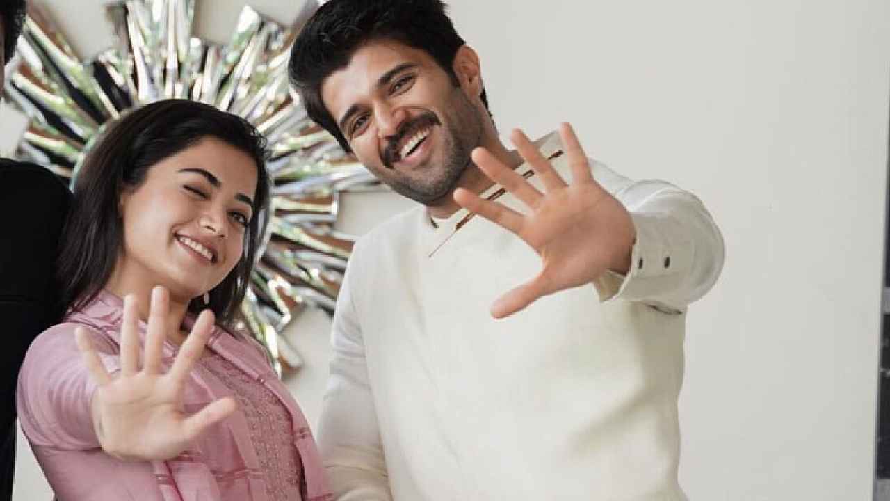 Vijay Rashmika Engagement: ఎంగేజ్మెంట్ చేసుకున్న విజయ్ దేవరకొండ, రష్మిక.. పెళ్లి ముహూర్తం ఫిక్స్..! Vijay Rashmika Engagement: ఎంగేజ్మెంట్ చేసుకున్న విజయ్ దేవరకొండ, రష్మిక.. పెళ్లి ముహూర్తం ఫిక్స్..!