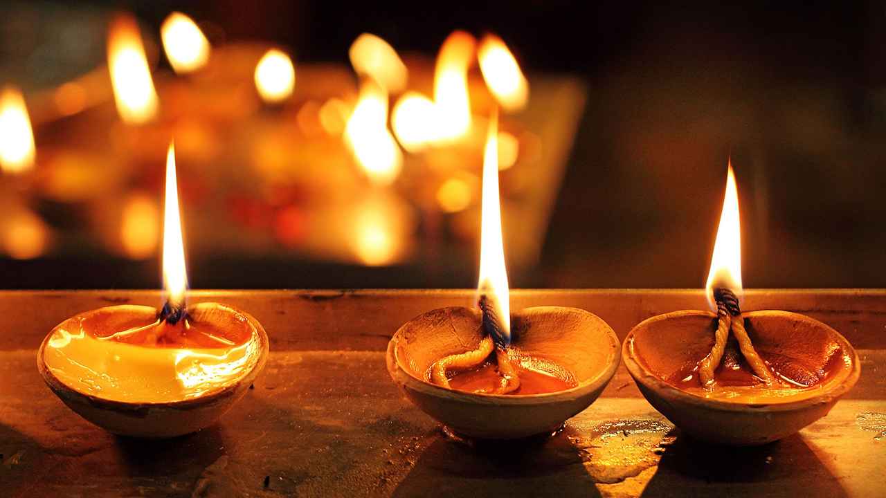 Wealth Lamp: ఐశ్వర్యం ఉన్నా అనుభవించలేకపోతున్నారా? ఈ దీపం వెలిగిస్తే తిరుగులేదంతే..! Wealth Lamp: ఐశ్వర్యం ఉన్నా అనుభవించలేకపోతున్నారా? ఈ దీపం వెలిగిస్తే తిరుగులేదంతే..!