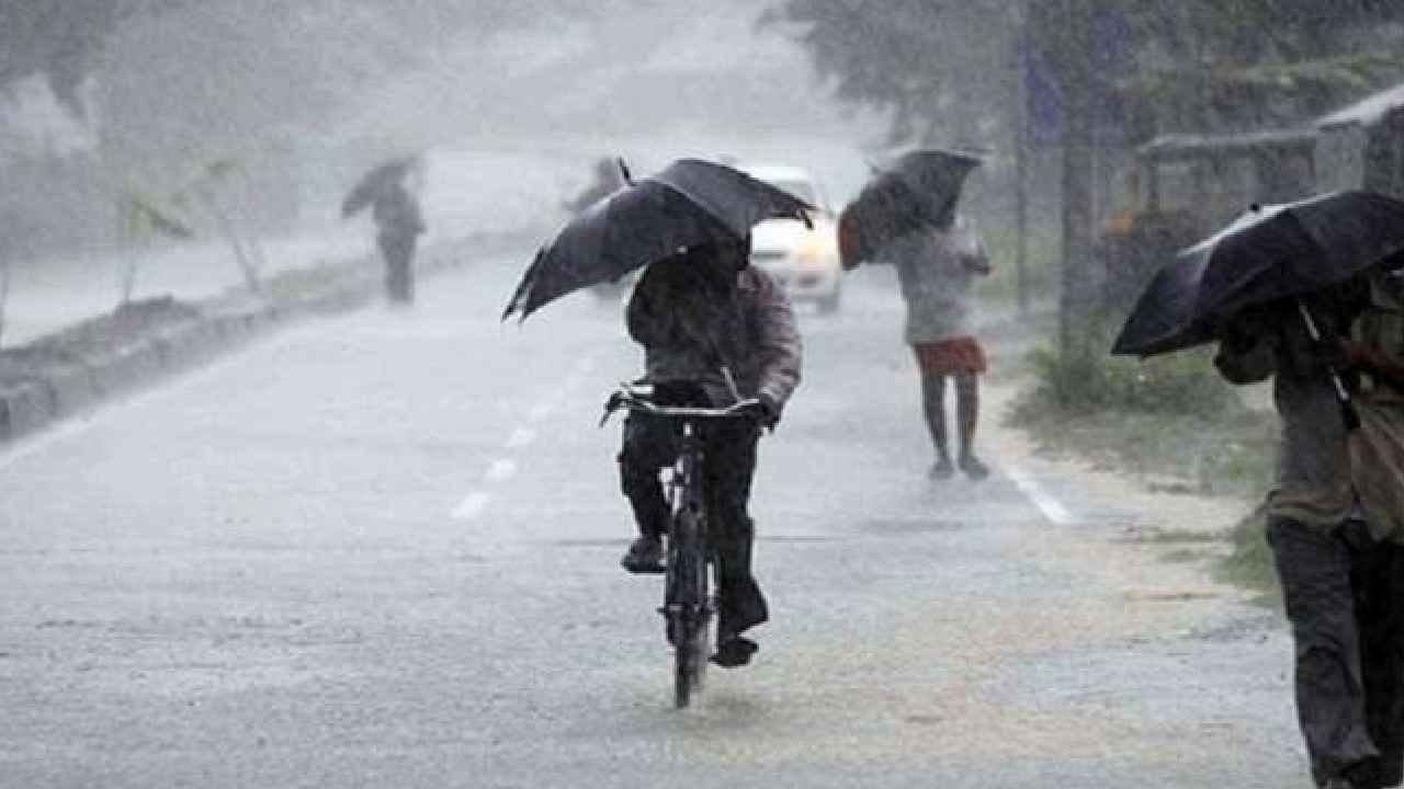 Weather Updates: మరో అల్పపీడనం.. తెలుగు రాష్ట్రాల్లో అతి భారీ వర్షాలు..! Weather Updates: మరో అల్పపీడనం.. తెలుగు రాష్ట్రాల్లో అతి భారీ వర్షాలు..!