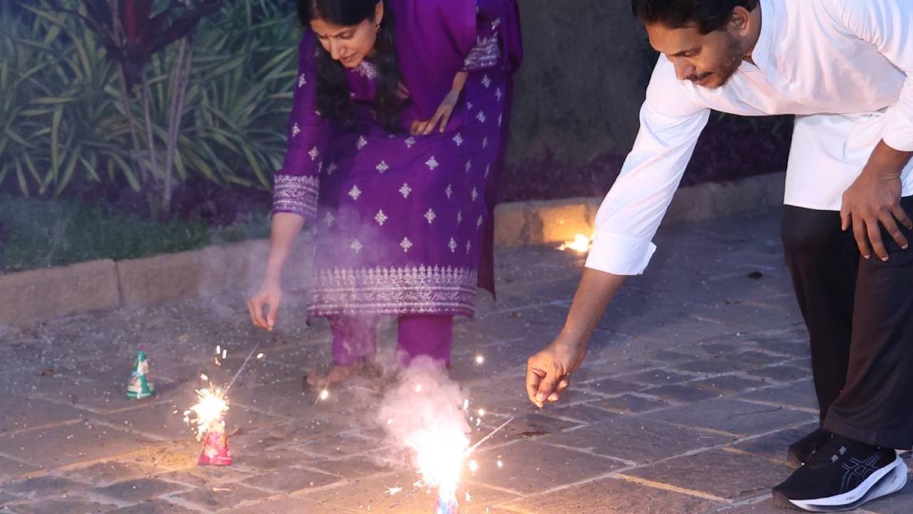 YS Jagan : దీపావళి వేడుకల్లో వైఎస్ జగన్ దంపతులు.. చిచ్చుబుడ్లు పేలుస్తూ సందడి సందడిగా.. ఫొటోలు వైరల్