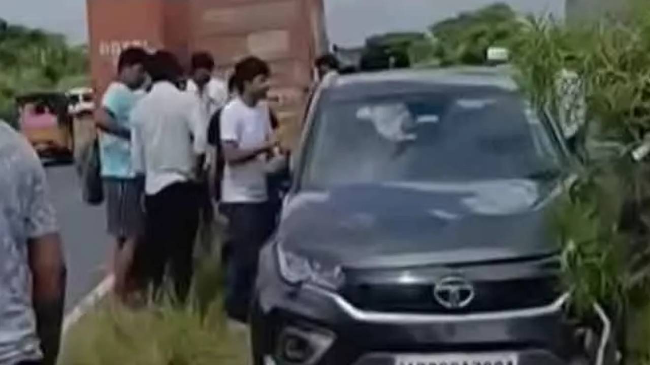 Accident : కర్నూలు బస్సు ప్రమాదం ప్రాంతంలో మరో యాక్సిడెంట్.. మూడు కార్లు.. ఒక కంటైనర్ ఢీ.. హైవేపై బీభత్స వాతావరణం Accident : కర్నూలు బస్సు ప్రమాదం ప్రాంతంలో మరో యాక్సిడెంట్.. మూడు కార్లు.. ఒక కంటైనర్ ఢీ.. హైవేపై బీభత్స వాతావరణం