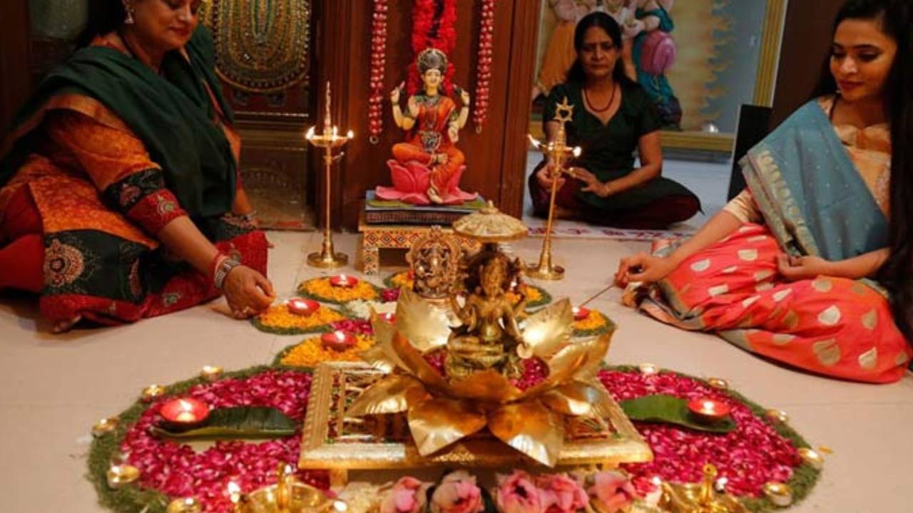 Diwali 2025 : దీపావళి పండుగ రోజున లక్ష్మీపూజ ఏ సమయంలో చేయాలి..? ఏ రంగు దుస్తులు ధరించాలి? పూర్తి వివరాలు ఇవే.. Diwali 2025 : దీపావళి పండుగ రోజున లక్ష్మీపూజ ఏ సమయంలో చేయాలి..? ఏ రంగు దుస్తులు ధరించాలి? పూర్తి వివరాలు ఇవే..