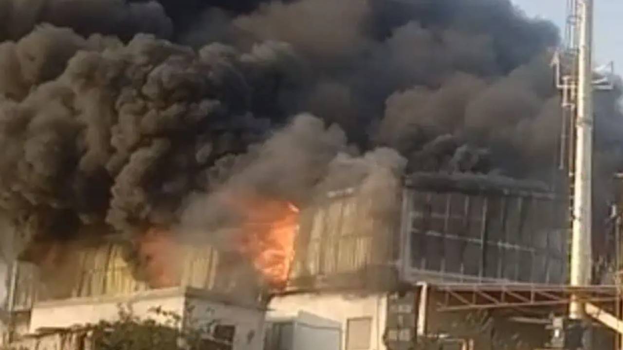 Fire Accident : ఏపీలో భారీ అగ్నిప్రమాదం.. ఆరుగురు సజీవ దహనం.. అధికారులకు చంద్రబాబు కీలక ఆదేశాలు.. Fire Accident : ఏపీలో భారీ అగ్నిప్రమాదం.. ఆరుగురు సజీవ దహనం.. అధికారులకు చంద్రబాబు కీలక ఆదేశాలు..