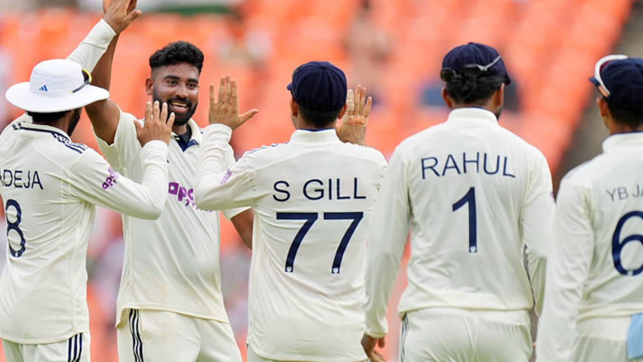 india vs west indies : సిరాజ్ ఆన్ డ్యూటీ.. హడలెత్తిపోతున్న వెస్టిండీస్ బ్యాటర్లు.. టపటపా పడిపోతున్న వికెట్లు.. ఆ క్యాచ్ సూపర్ భయ్యా.. వీడియో వైరల్ india vs west indies : సిరాజ్ ఆన్ డ్యూటీ.. హడలెత్తిపోతున్న వెస్టిండీస్ బ్యాటర్లు.. టపటపా పడిపోతున్న వికెట్లు.. ఆ క్యాచ్ సూపర్ భయ్యా.. వీడియో వైరల్
