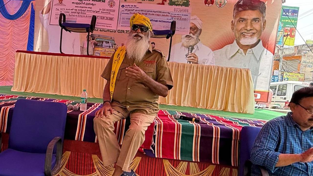 బాషా సినిమాలో రజనీకాంత్లా జేసీ ప్రభాకర్ రెడ్డి ఆటో డ్రైవర్ డ్రెస్.. ఫొటోలు వైరల్ బాషా సినిమాలో రజనీకాంత్లా జేసీ ప్రభాకర్ రెడ్డి ఆటో డ్రైవర్ డ్రెస్.. ఫొటోలు వైరల్