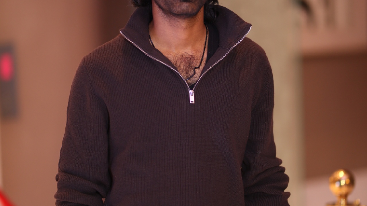 Young Hero : వరుస వంద కోట్ల సినిమాల హీరో.. తండ్రి మాత్రం ఇంకా జిరాక్స్ షాప్ నడిపిస్తూ.. Young Hero : వరుస వంద కోట్ల సినిమాల హీరో.. తండ్రి మాత్రం ఇంకా జిరాక్స్ షాప్ నడిపిస్తూ..