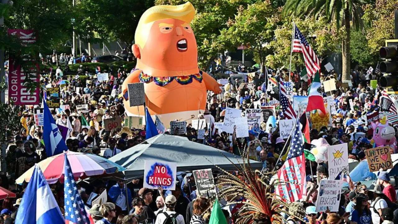 Protests in US : అట్టుడుకుతున్న అమెరికా.. ట్రంప్నకు వ్యతిరేకంగా రోడ్లపైకొచ్చి నిరసన తెలుపుతున్న ప్రజలు.. ఎందుకంటే? Protests in US : అట్టుడుకుతున్న అమెరికా.. ట్రంప్నకు వ్యతిరేకంగా రోడ్లపైకొచ్చి నిరసన తెలుపుతున్న ప్రజలు.. ఎందుకంటే?