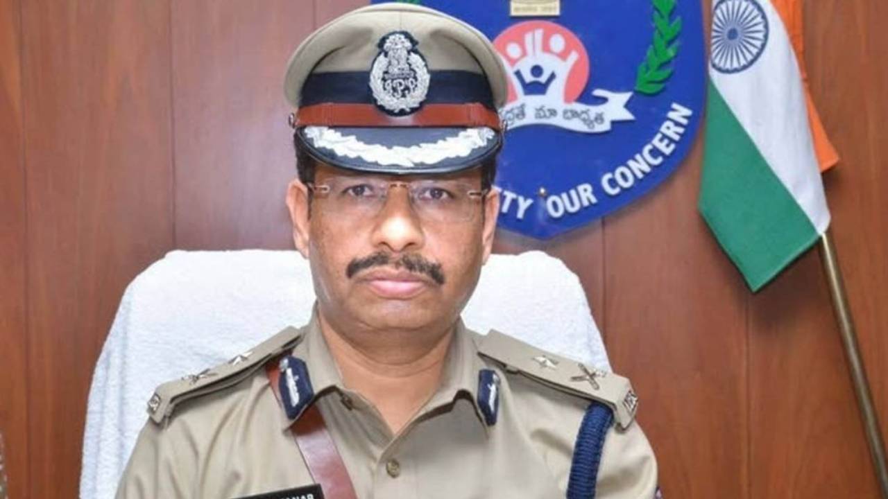 VC Sajjanar : సభ్య సమాజానికి ఏం మెసేజ్ ఇస్తున్నారు?.. గలీజ్ యూట్యూబ్ ఇంటర్వ్యూలపై సజ్జనార్ ఎటాక్ VC Sajjanar : సభ్య సమాజానికి ఏం మెసేజ్ ఇస్తున్నారు?.. గలీజ్ యూట్యూబ్ ఇంటర్వ్యూలపై సజ్జనార్ ఎటాక్