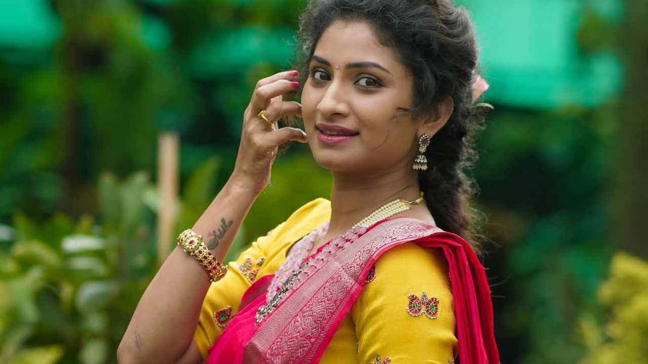 Vishnu Priya : తెలుగు అమ్మాయిలకు ఆఫర్స్ ఇచ్చినా సీరియల్స్ చెయ్యట్లేదు.. నటి వ్యాఖ్యలు వైరల్.. Vishnu Priya : తెలుగు అమ్మాయిలకు ఆఫర్స్ ఇచ్చినా సీరియల్స్ చెయ్యట్లేదు.. నటి వ్యాఖ్యలు వైరల్..