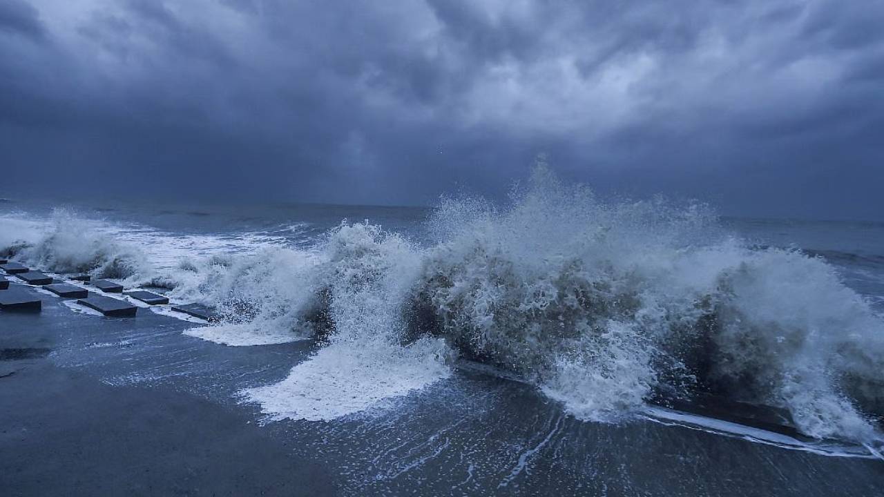 Cyclone Ditwah : వామ్మో.. ‘దిత్వాహ్’ దూసుకొస్తుంది.. ఏపీలో మూడు జిల్లాలకు రెడ్ అలర్ట్.. రెండ్రోజులు డేంజర్.. ఫుల్ రిపోర్టు ఇదే..