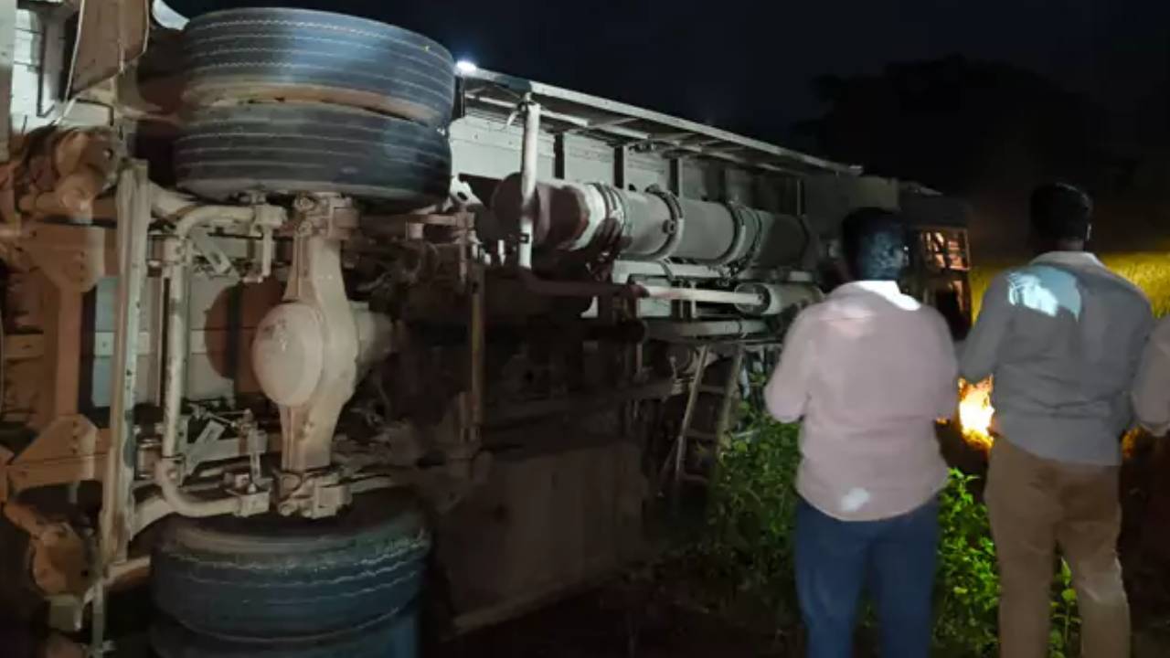 Road Accident : ఏపీలో మరో ఘోర రోడ్డు ప్రమాదం.. బెంగళూరు నుంచి హైదరాబాద్ వెళ్తున్న ట్రావెల్ బస్సు..