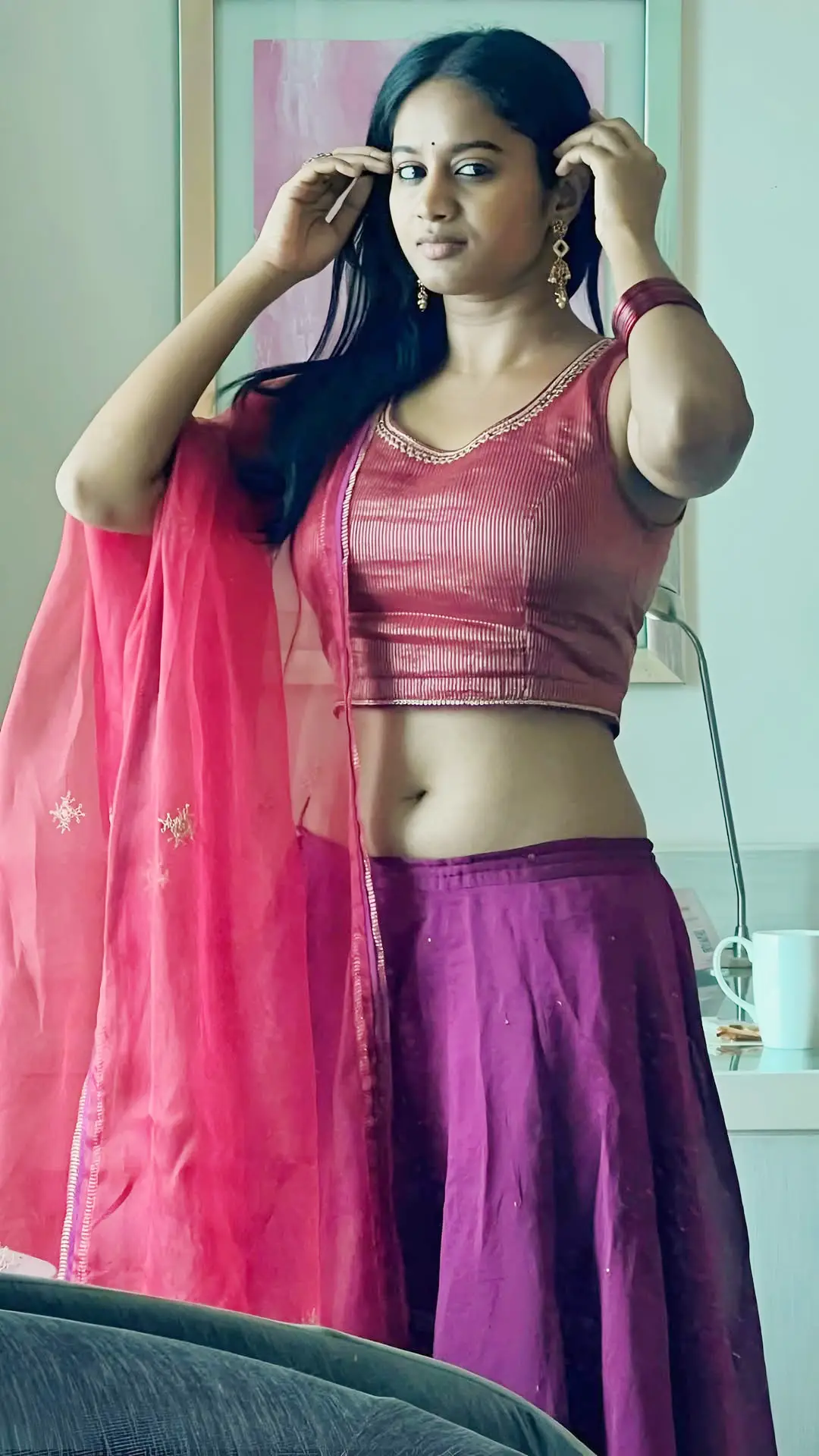 Actress Brigida glamour show with her beautiful waist (1)