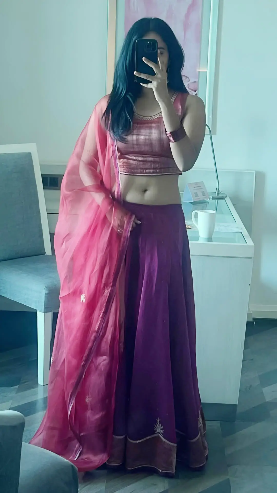 Actress Brigida glamour show with her beautiful waist (1)