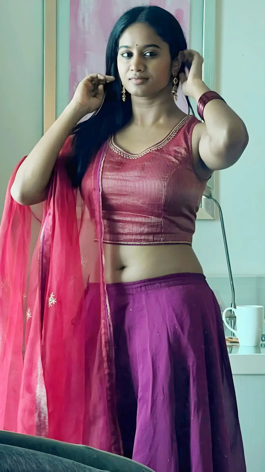 Actress Brigida glamour show with her beautiful waist (1)