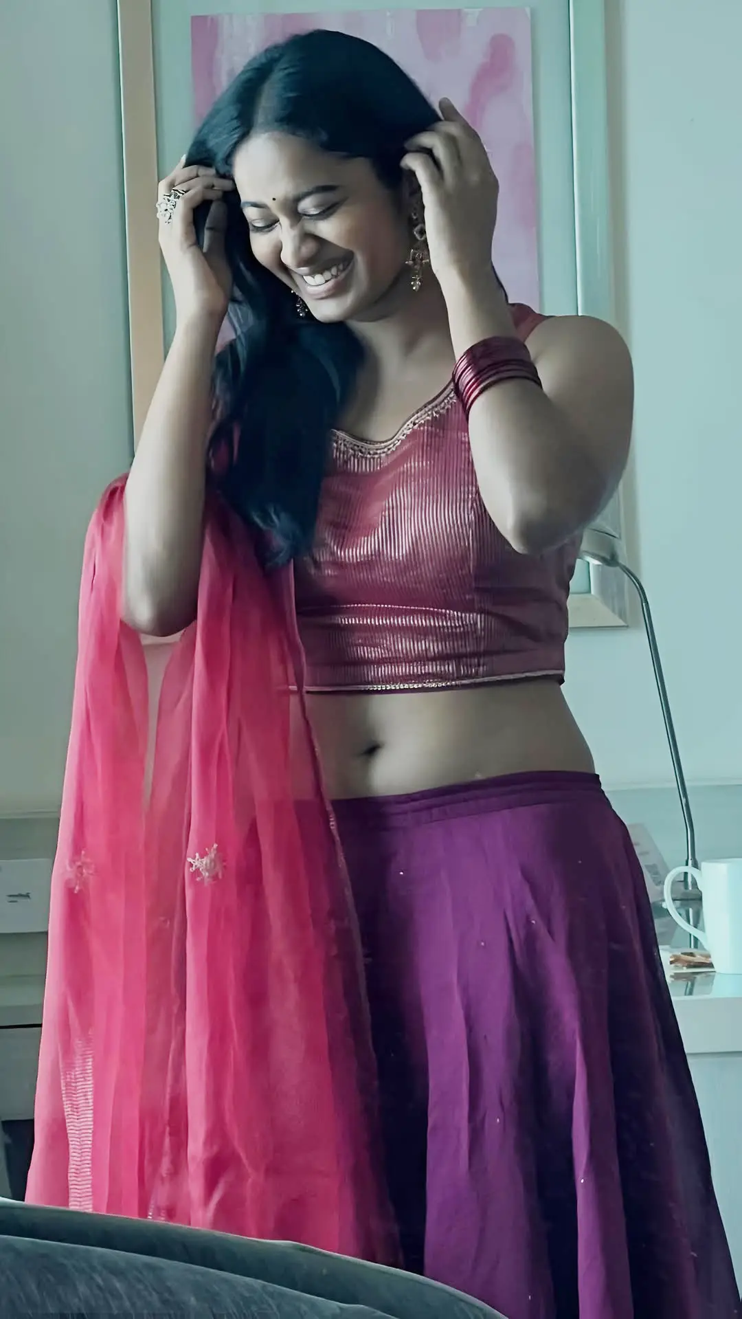 Actress Brigida glamour show with her beautiful waist (1)