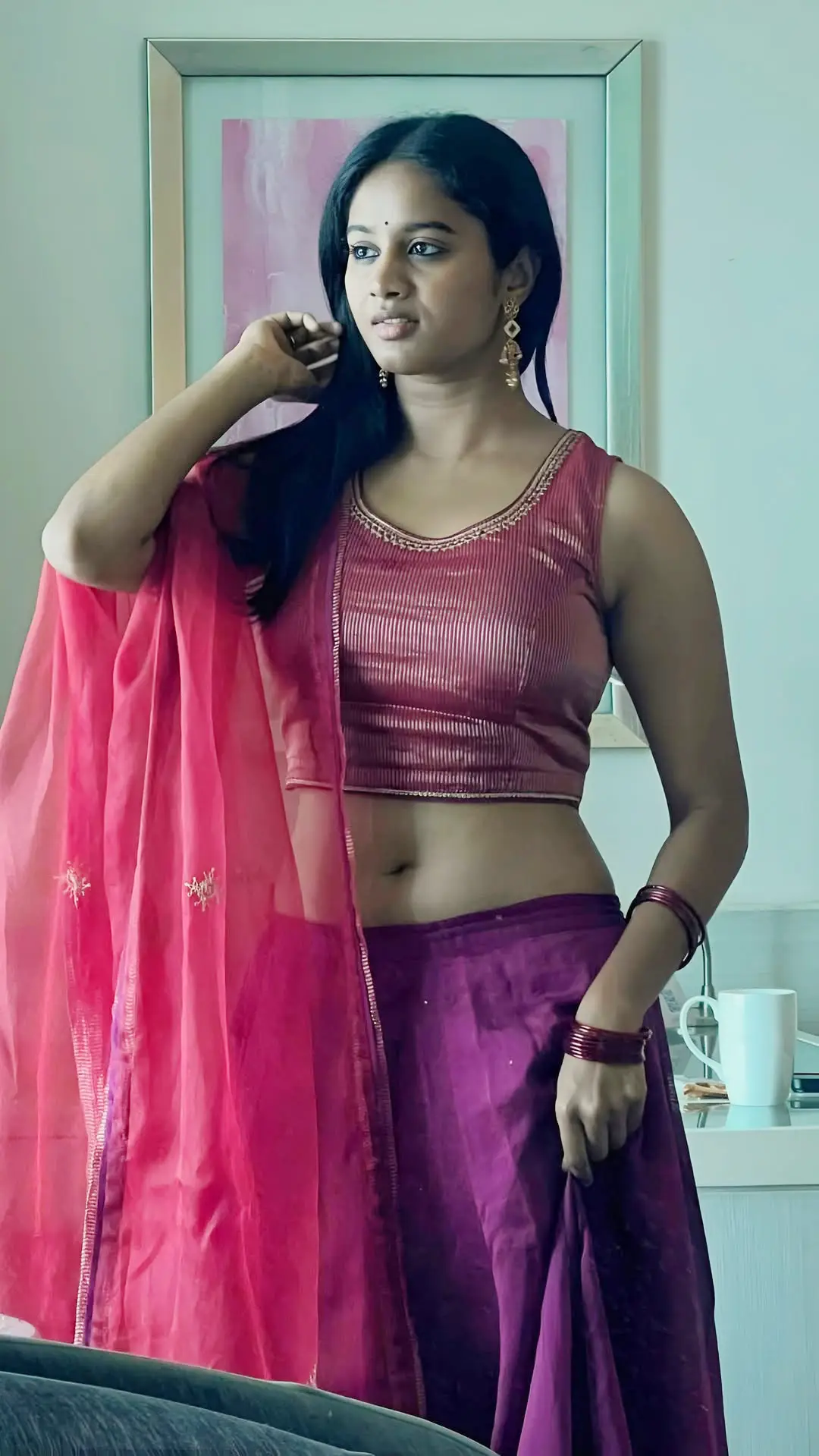 Actress Brigida glamour show with her beautiful waist (1)