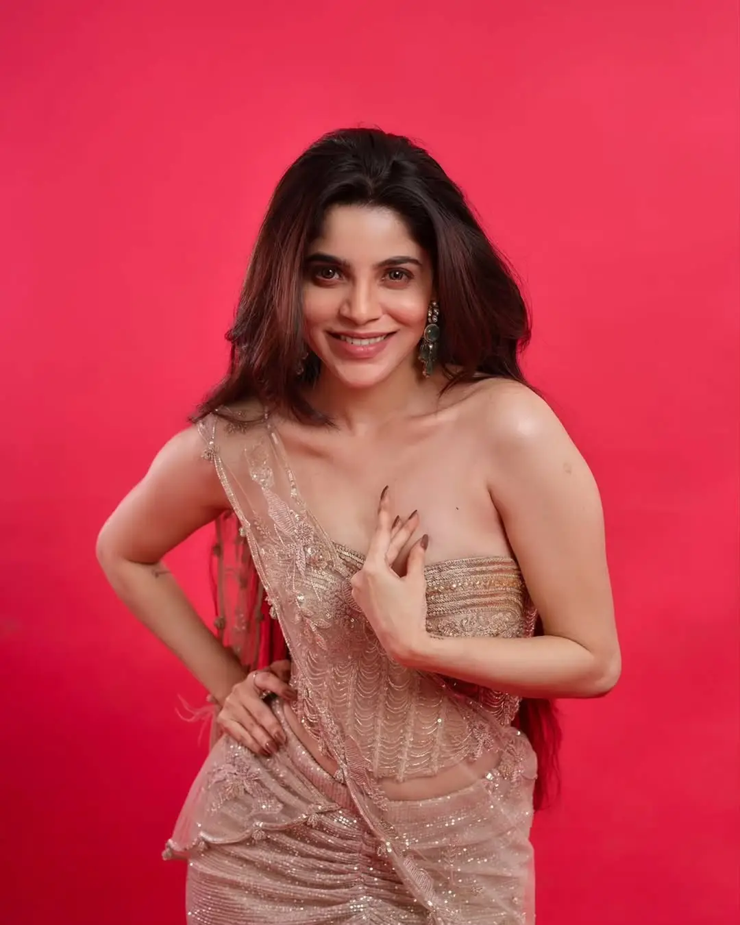 Actress Divya Bharathi showing off her beauty (1)