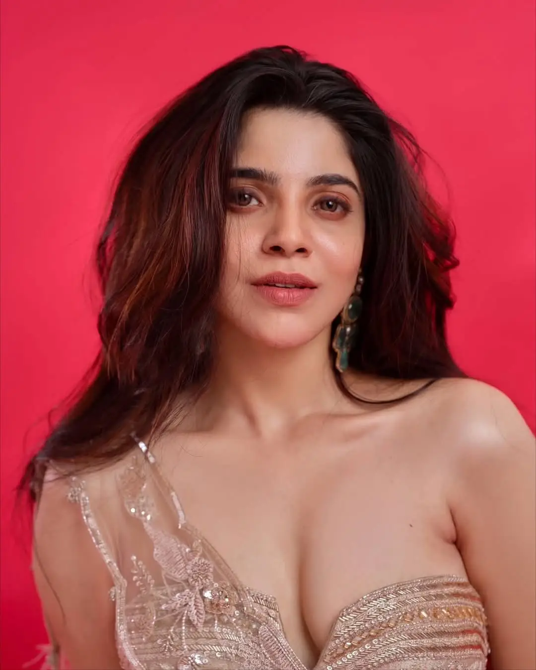 Actress Divya Bharathi showing off her beauty (1)