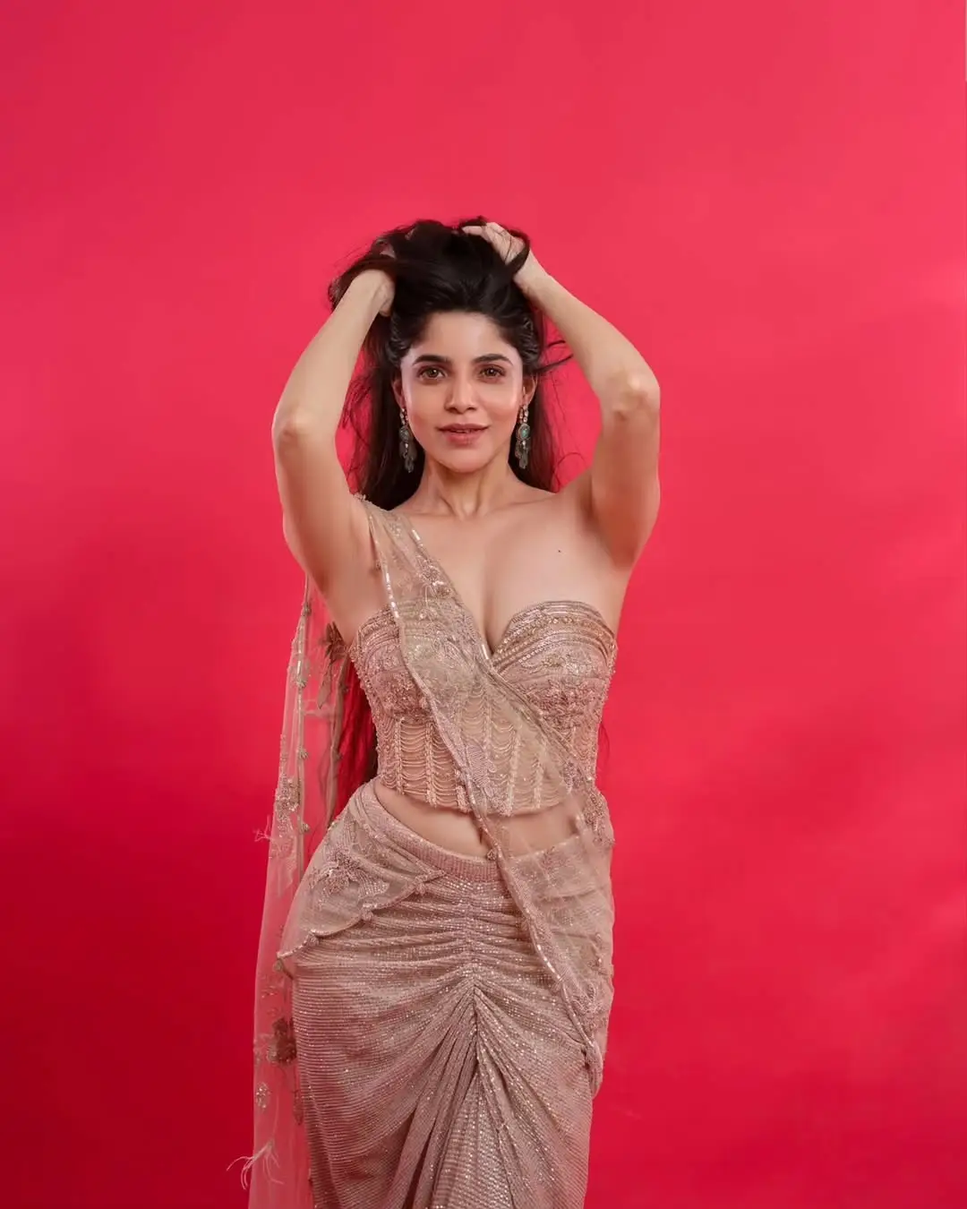 Actress Divya Bharathi showing off her beauty (1)