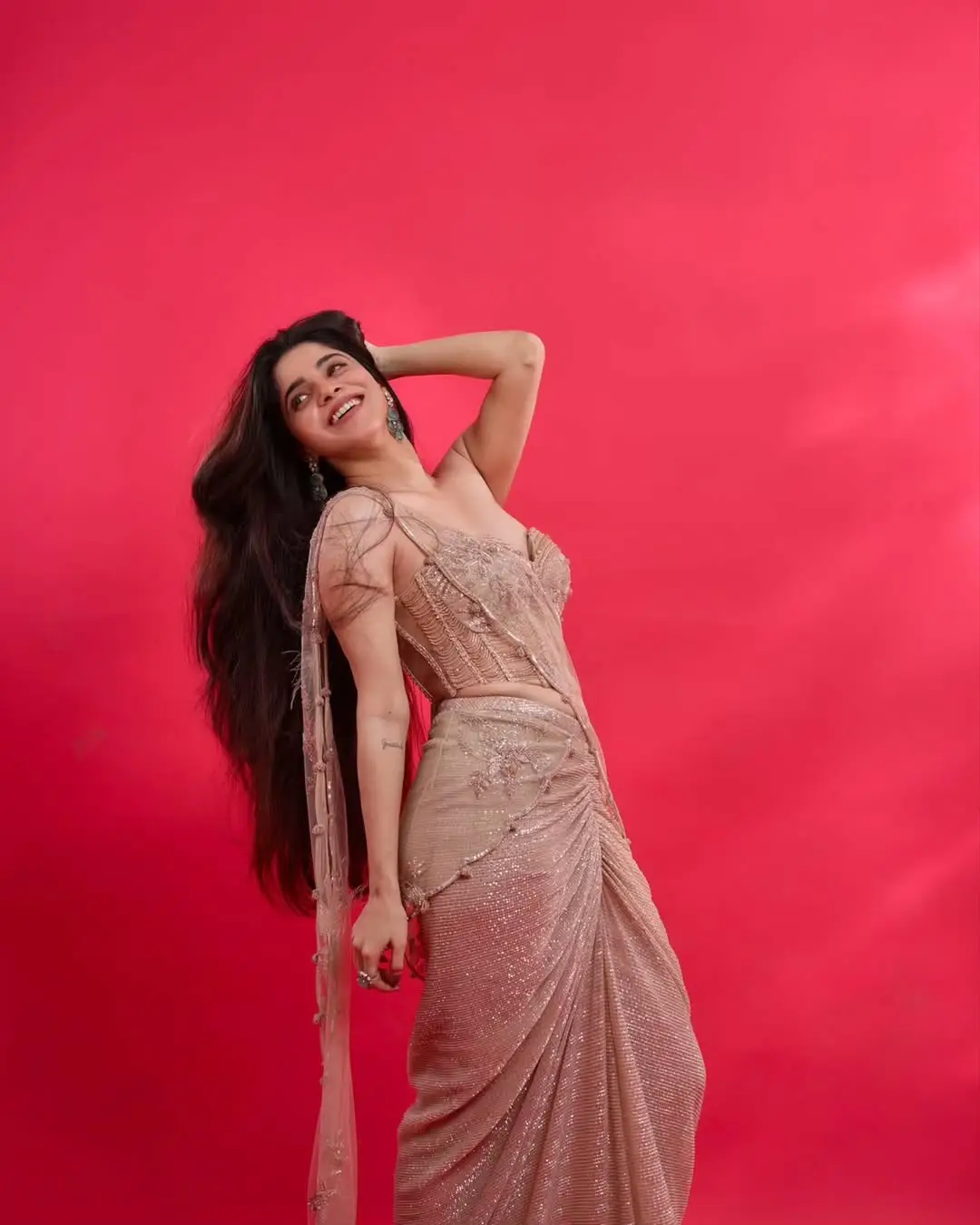 Actress Divya Bharathi showing off her beauty (1)