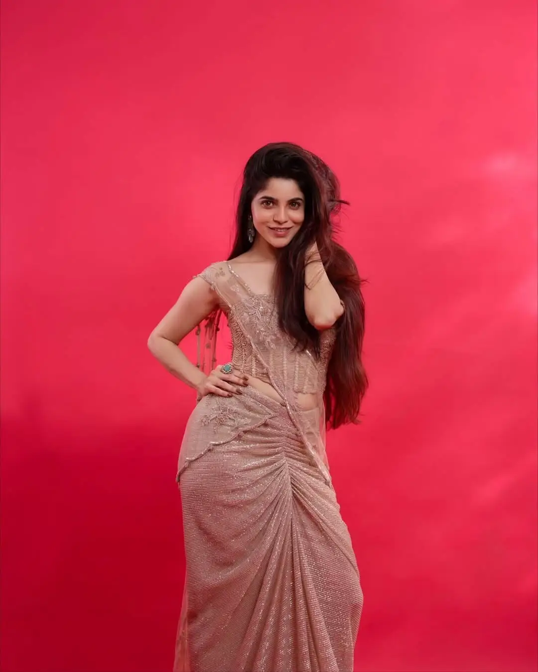 Actress Divya Bharathi showing off her beauty (1)