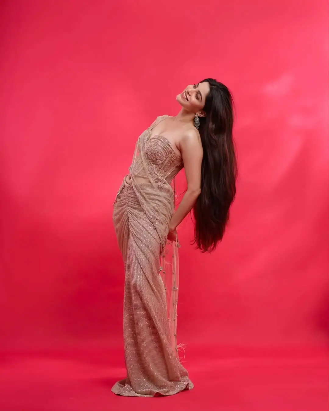 Actress Divya Bharathi showing off her beauty (1)