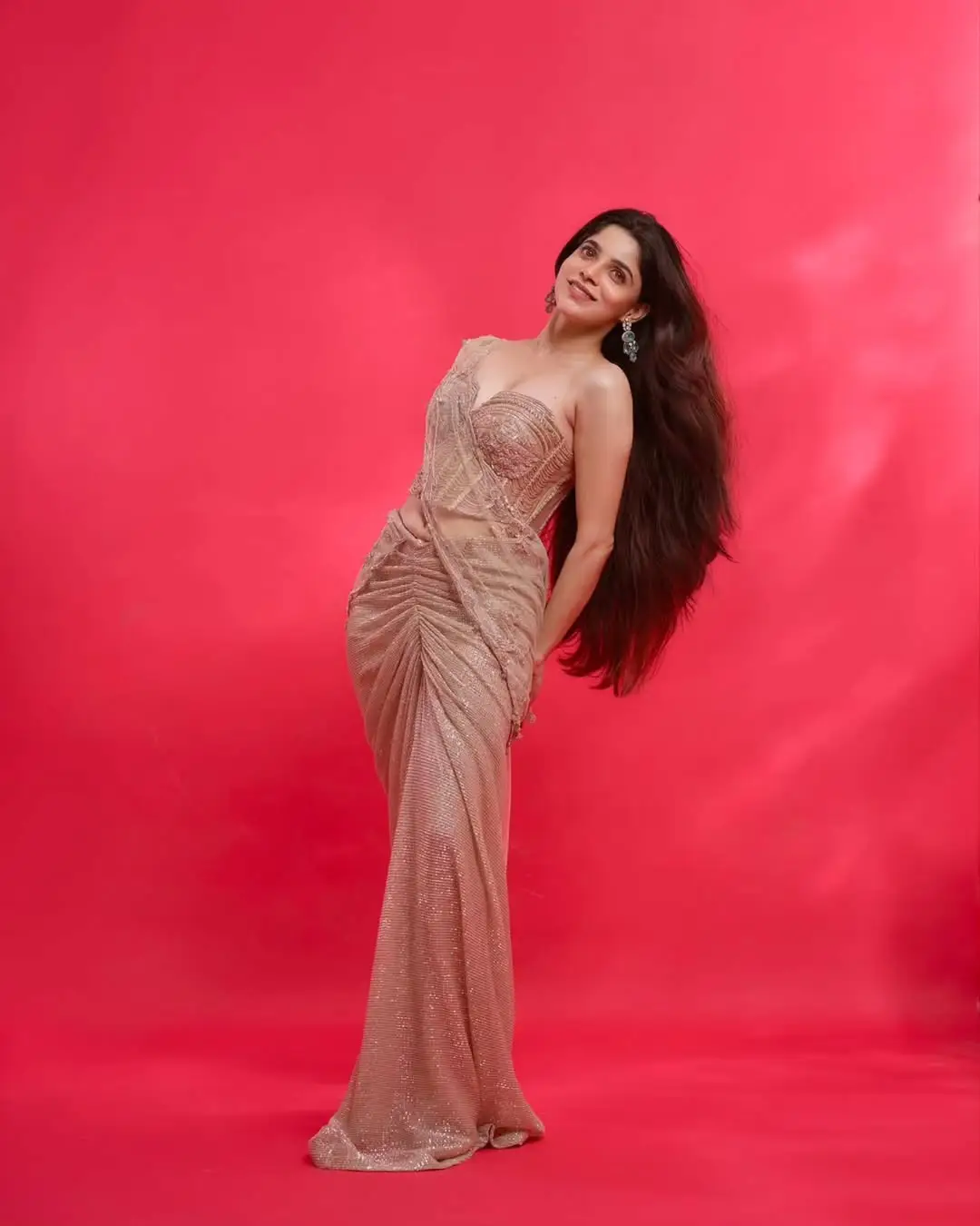 Actress Divya Bharathi showing off her beauty (1)