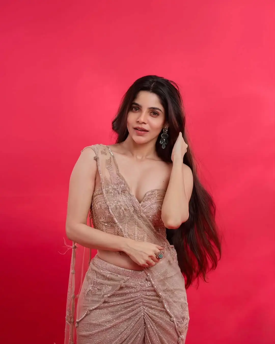 Actress Divya Bharathi showing off her beauty (1)