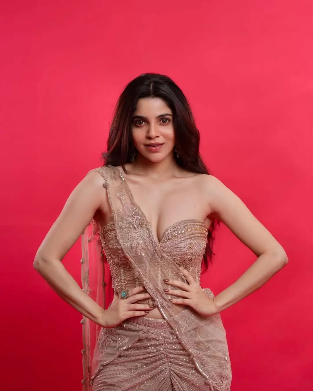 Actress Divya Bharathi showing off her beauty (1)