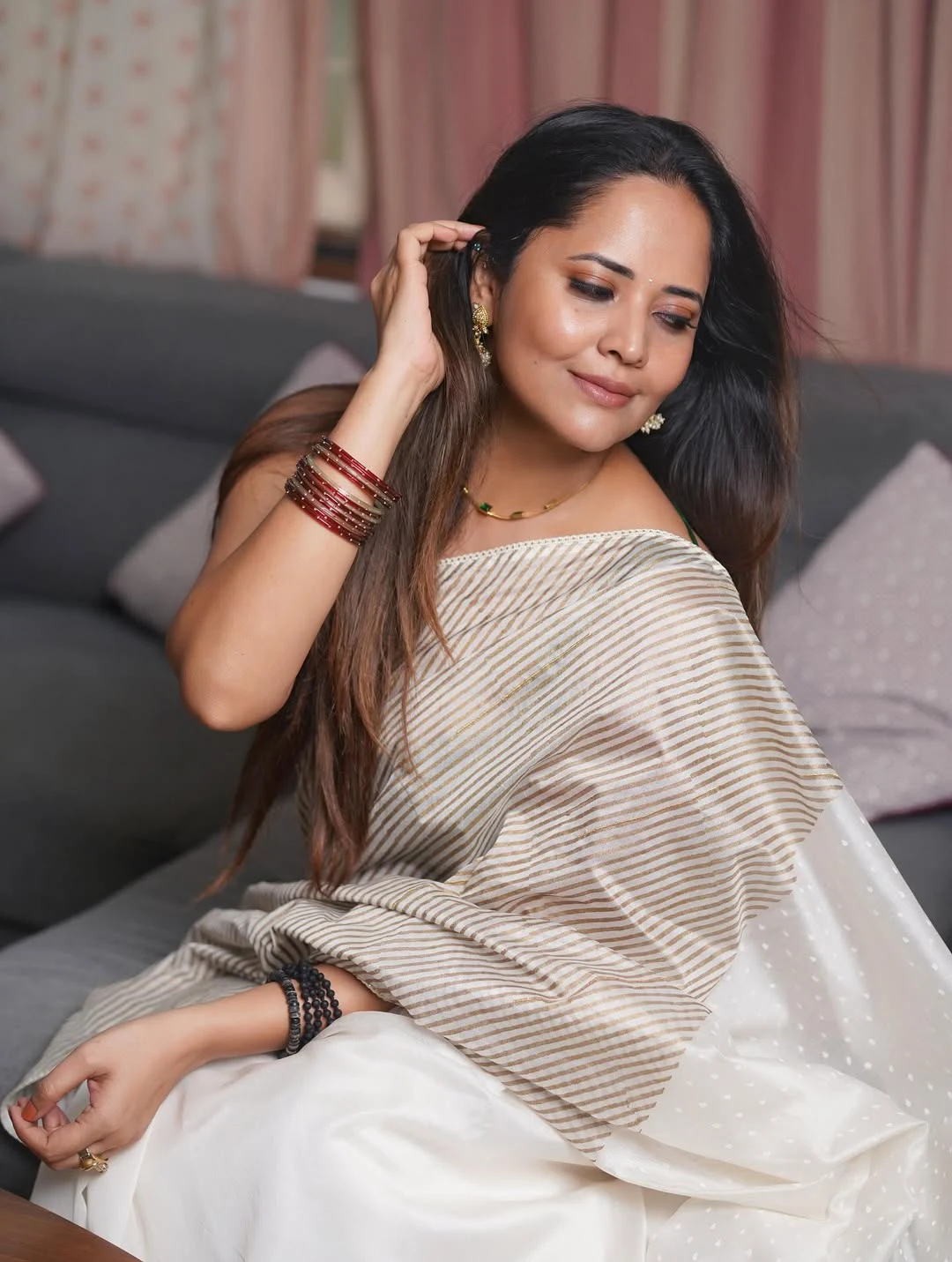Anasuya Bharadwaj Stunning Looks in Sleeve less Blouse and Saree