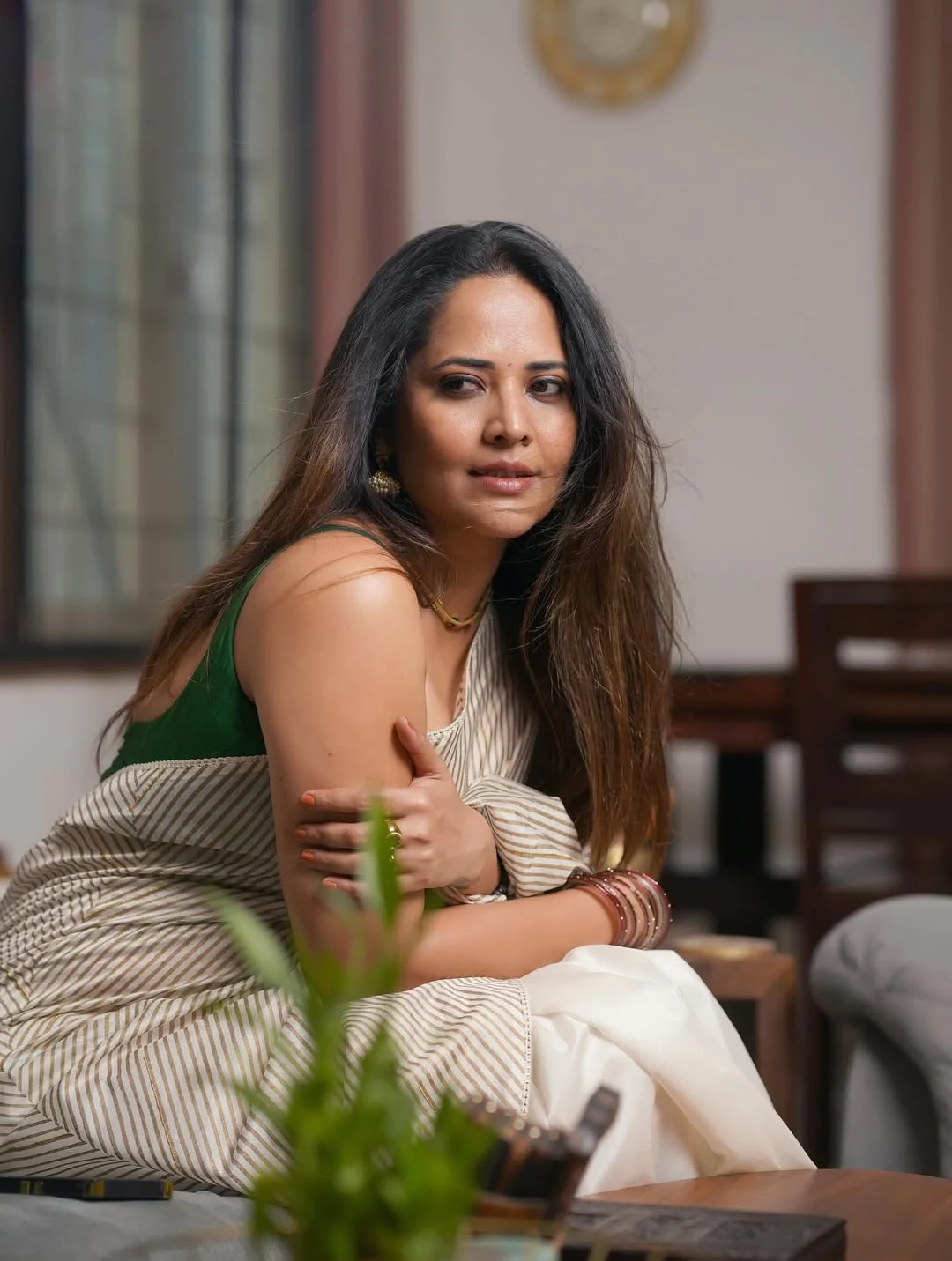 Anasuya Bharadwaj Stunning Looks in Sleeve less Blouse and Saree