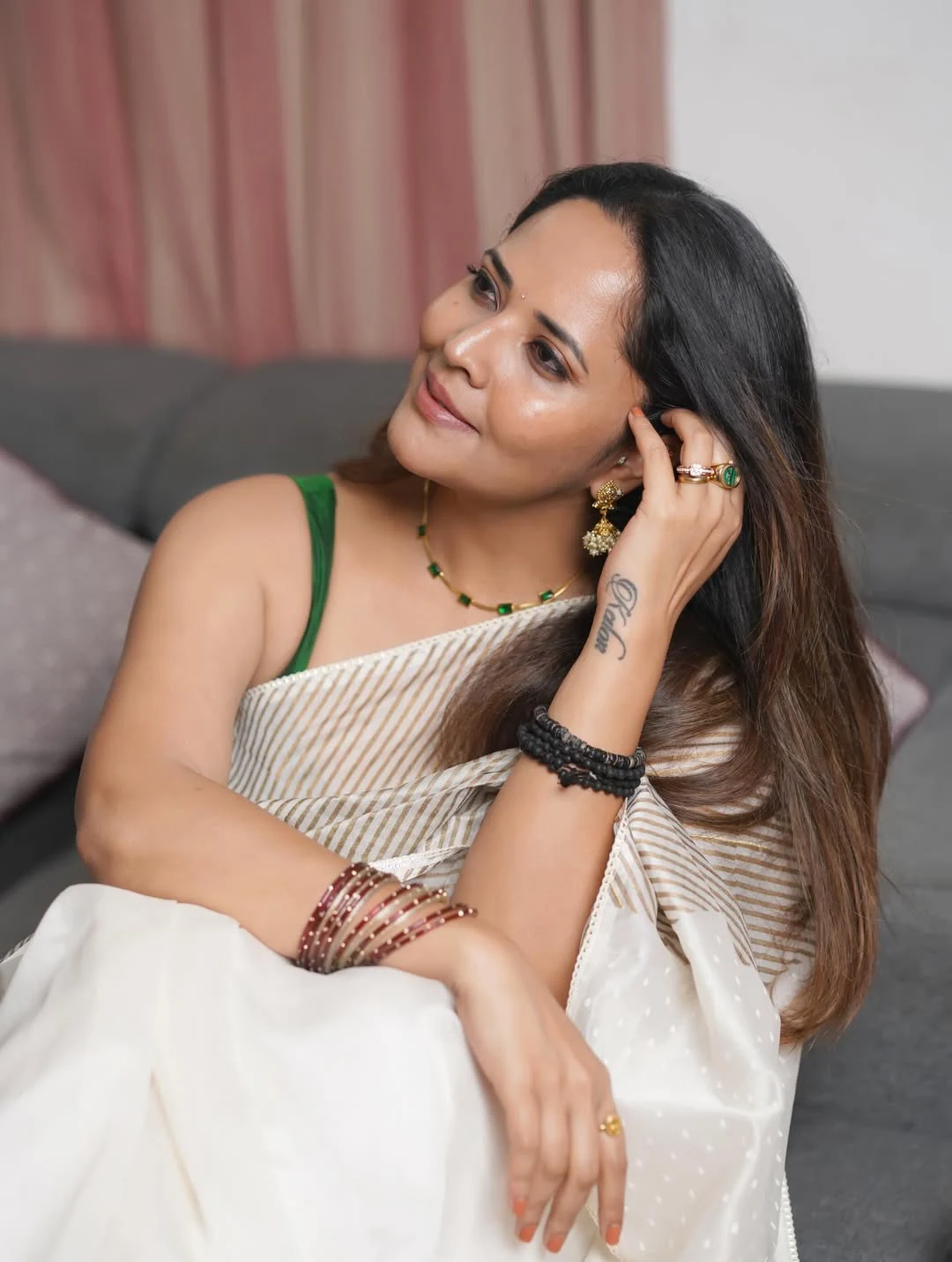 Anasuya Bharadwaj Stunning Looks in Sleeve less Blouse and Saree
