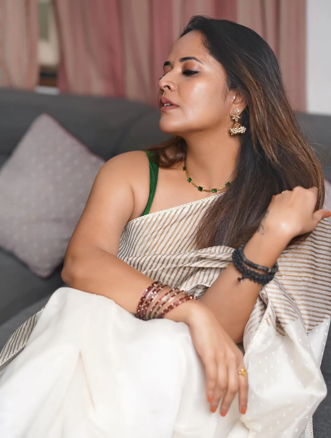 Anasuya Bharadwaj Stunning Looks in Sleeve less Blouse and Saree